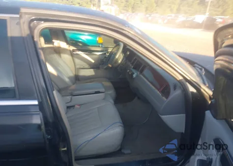 2005 Lincoln Town Car Signature from USA, damaged, VIN 1LNHM81W45Y627586